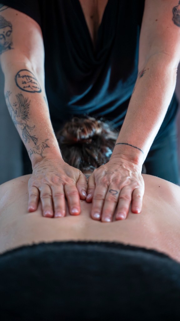 Massage suédois et californien : relaxation profonde, réduction du stress.
